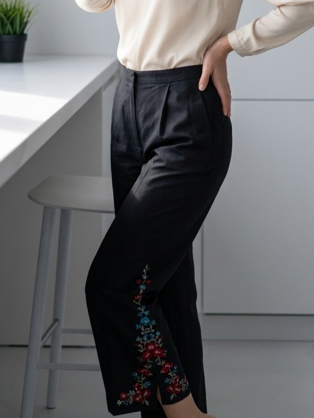 Larry Levine SZ 12 Colorful Floral Embroidered Black Linen Blend Capris